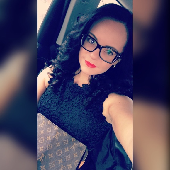 ✨Meet your Posher, Danielle 💫 - Picture 4 of 5